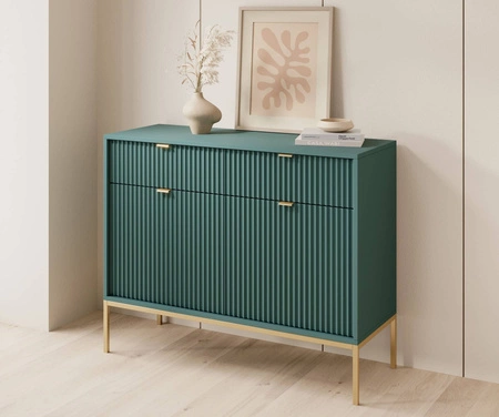 Komoda Lovro 104 cm pastelově zelená moderní design potěší milovníky výrazných interiérů komoda obohacená zlatými doplňky
