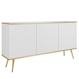 Luxusní komoda 160 cm bílá elegantní design stylová drážkovaná čela korpus komody doplněný zlatým lemováním zlaté kovové nohy