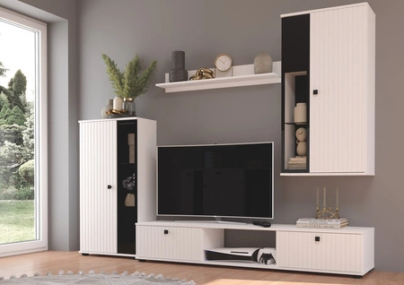Bílá nástěnná skříňka Senja moderní design dekorativní drážkovaná čela s kovovými úchyty