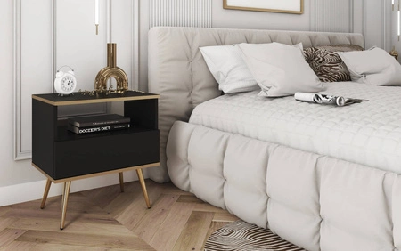 Luxusní noční stolek se zásuvkou černý elegantní design skříňka doplněná zlatou lištou skříňka stojí na zlatých kovových nožkách