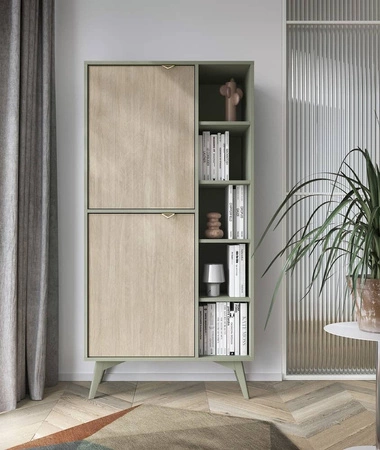 Knihovna Wald 80 cm eukalyptus / béžová rybí kost Skandinávský design stabilní knihovna na vysokých nohách s dvířky do obývacího pokoje vkusný vzor rybí kost
