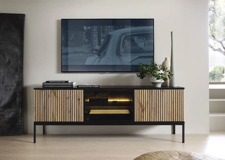 RTV skříňka Amma 154 cm černá / dub wotan elegantní forma nábytku v moderním stylu vkusné rýhované čelo bezpečné tvrzené sklo