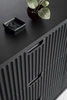 Černá komoda Zoya 168 cm elegantní design oválný tvar na kovových zlatých nohách vkusné rýhované čelo