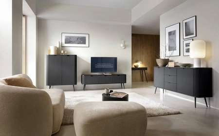 Nábytková sestava Zoya černá moderní designová nástěnná skříňka do obývacího pokoje nebo zasedací místnosti zaoblený tvar nábytkových dílů vlnitá čela