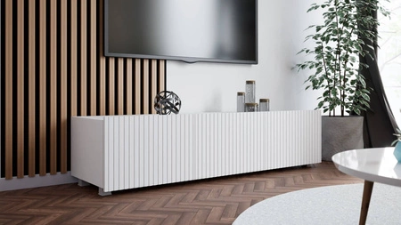 RTV skříňka Colder 150 cm bílá s možností zavěšení stylové drážkované čelo elegantní forma nábytku v moderním stylu