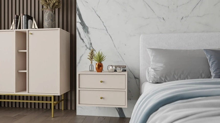 Závěsný noční stolek Kioto IV béžový se zásuvkami ideální skříňka do ložnice s jemnou povrchovou úpravou kovové zlaté úchyty