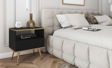 Luxusní noční stolek se zásuvkou černý elegantní design skříňka doplněná zlatým lemováním skříňka s rýhovaným čelem zlaté vysoké nohy