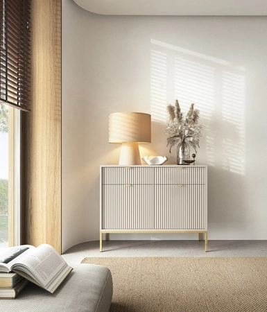 Komoda Lovro 104 cm béžová moderní design potěší milovníky výrazných interiérů komoda obohacená zlatými doplňky