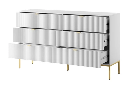 Komoda Lovro 154 cm zásuvková bílá moderní design potěší milovníky výrazných interiérů rýhovaná čela zlaté doplňky