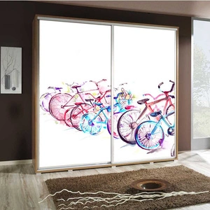 Posuvná šatní skříň Artistino 205 cm s grafickým motivem jízdního kola Korpus skříně z dubu catania z desky o tloušťce 22 mm