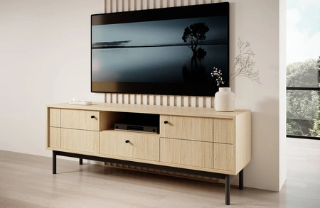 Modesta 154 cm dub linea RTV skříňka jednoduchý tvar v módních barvách jemné kovové úchytky ideální pro interiéry v japonském stylu