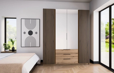 Zrcadlová šatní skříň Kastano V 200 cm dub evokuje stylový design šatní skříně do předsíně Dveře šatní skříně zdobené černými lamelami
