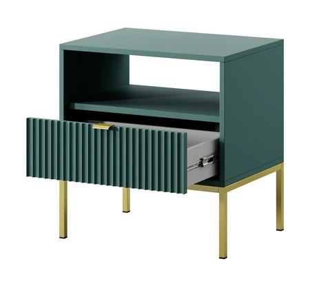 Lovro noční stolek se zásuvkou pastelově zelený vkusný drážkovaný dekor ideální skříňka do ložnice zlaté kovové doplňky