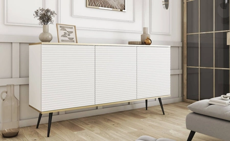 Luxusní komoda 160 cm bílá elegantní design stylová drážkovaná čela korpus komody doplněný zlatým lemováním černé kovové nohy