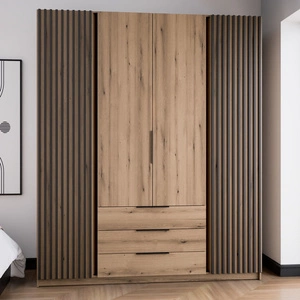 Šatní skříň Kastano IV 200 cm dub evokuje moderní design dveří šatní skříně zdobené černými lamelami kovové hrany úchytek