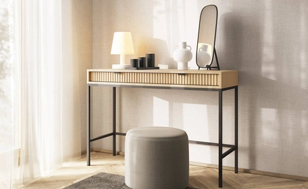 Dubová konzola Lovro Vicenza se zásuvkami stylový a funkční kus nábytku do předsíně, obývacího pokoje nebo kanceláře kontrastní černé doplňky