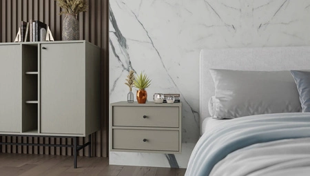 Závěsný noční stolek Kioto IV eukalyptus se zásuvkami ideální skříňka do ložnice s jemnou povrchovou úpravou kovové černé úchytky