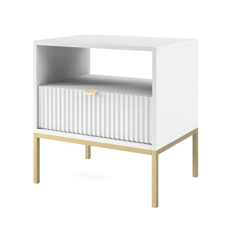 Lovro noční stolek se zásuvkou bílý vkusný drážkovaný dekor ideální skříňka do ložnice zlaté kovové doplňky