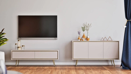 RTV skříňka Nevea 150 cm béžová elegantní skříňka v decentních barvách originální dekorace každého interiéru stabilní zlaté nohy