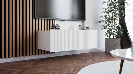 RTV skříňka Colder 100 cm bílá s možností zavěšení stylové drážkované čelo elegantní forma nábytku v moderním stylu