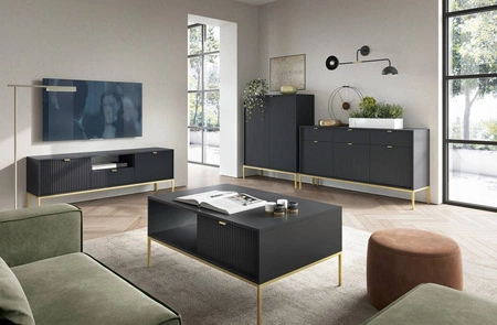 Komoda Lovro 154 cm se zásuvkami černá moderní design potěší milovníky výrazných interiérů rýhovaná čela zlaté doplňky