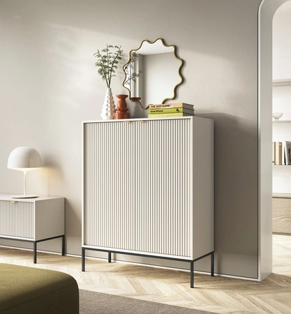 Komoda Lovro 104 cm béžová Moderní design potěší milovníky osobitých interiérů