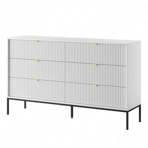 Komoda Lovro 154 cm se zásuvkami bílá moderní design potěší milovníky výrazných interiérů drážkovaná čela kovové úchyty
