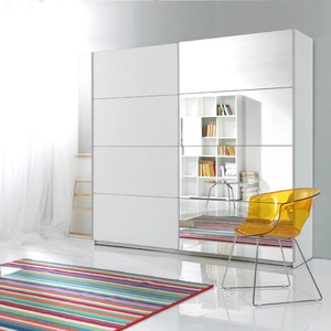 Posuvná šatní skříň Beta 180 cm bílá s vertikálním zrcadlem Prostorná šatní skříň je ideální pro místnosti jakékoli velikosti