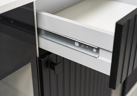 Komoda Senja 140 cm matera / černá elegantní design dekorativní rýhované čelo s kovovou rukojetí