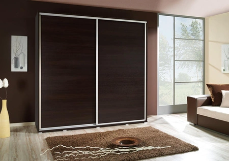 Posuvná šatní skříň Penelope 205 cm kaštan wenge Moderní design šatní skříně Hliníková vodítka dveří a pojezdový systém