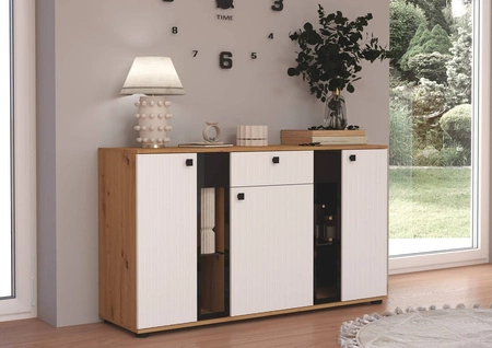 Zásuvková komoda Senja 140 cm řemeslně zpracovaný dub / bílá elegantní design dekorativní drážkované čelo s kovovou rukojetí
